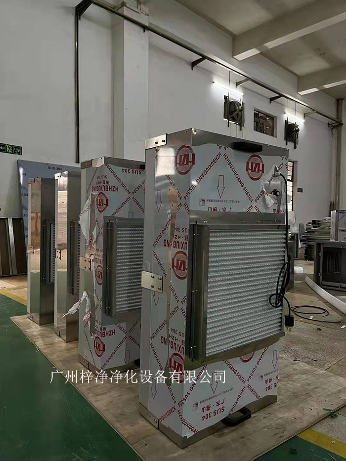 潔凈棚FFU配件初效過(guò)濾器位于FFU的前端，其主要作用是過(guò)濾掉空氣中的大顆粒塵埃、灰塵、纖維等雜質(zhì)。